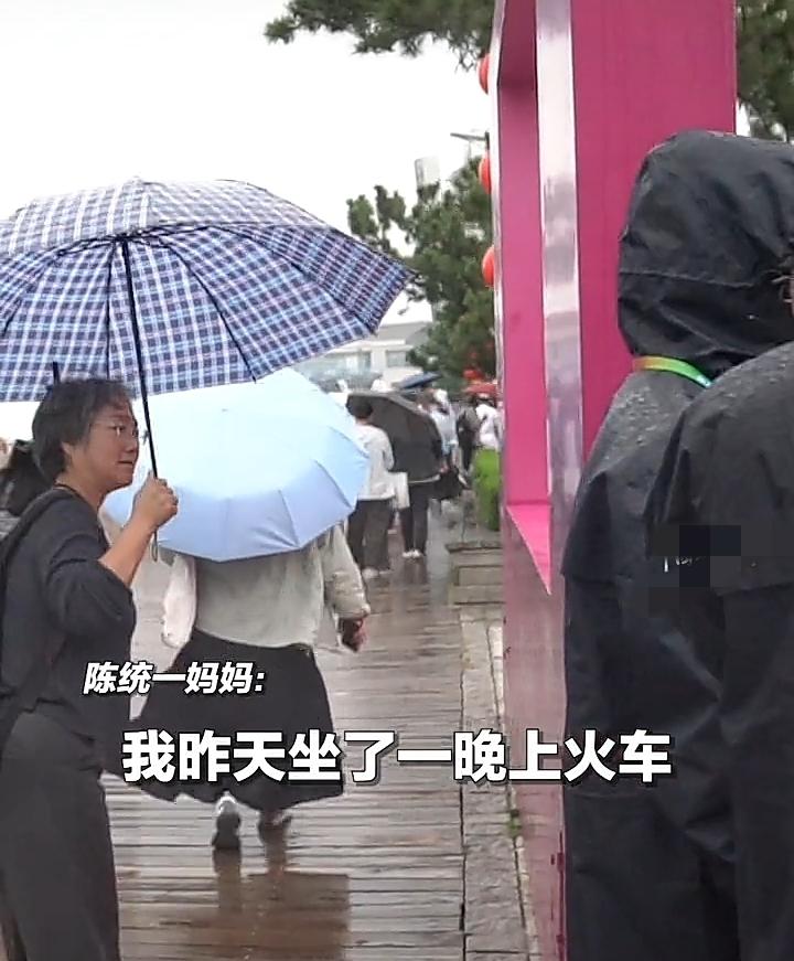一位母亲千里迢迢从河南坐硬座连夜赶往青岛，就为了看一眼儿子站岗时的样子，在现场她