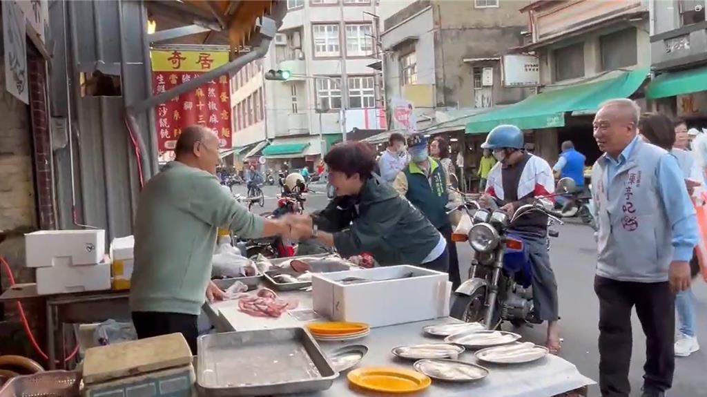 陈亭妃前往麻豆市场拜票。23日清晨，民进党台南市长初选竞争进入白热化阶段，立委陈