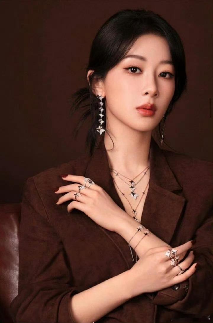 杨紫 新物料大片，时尚感还是可以的 ​​​