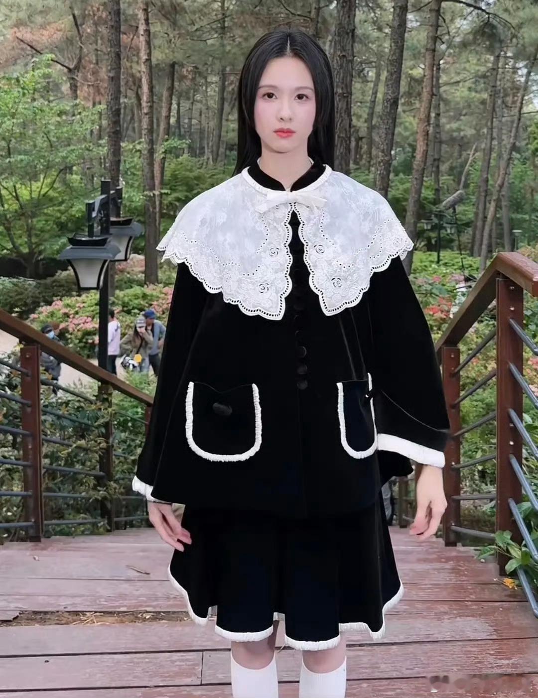 成都灵是得罪造型师了吧，这造型给人一种木木的感觉。 