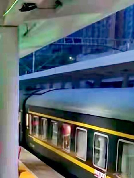 绿皮车存在是十分有意义的，在我们中国土地辽阔，人口众多。

而绿皮车的核心优势，