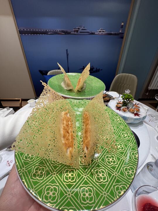 来大连，跟余文乐一起吃海胆锅贴。。。