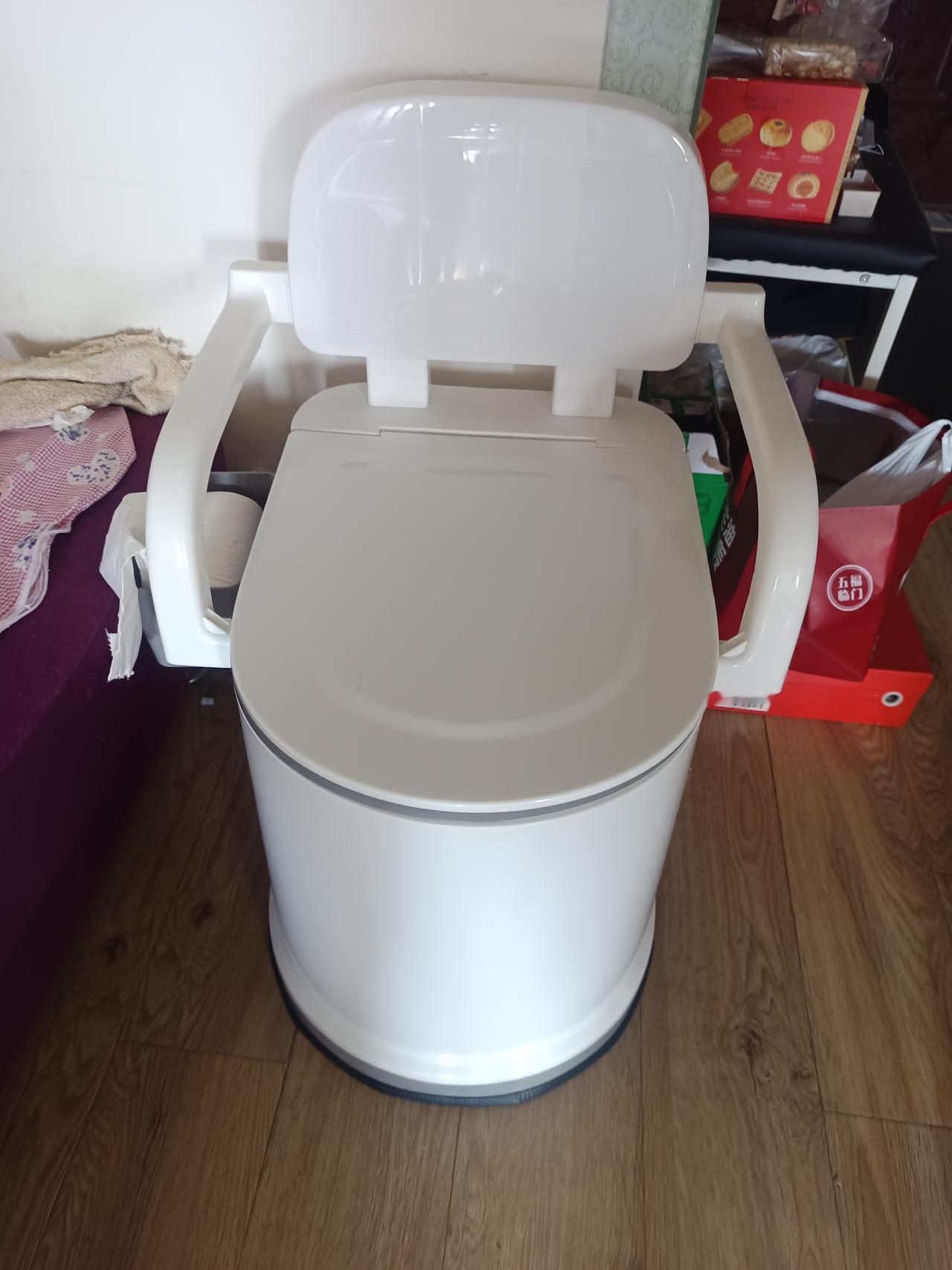 没办法，给老人买一个家用移动式马桶，免得两个人都太累。
里边嵌入一个塑料桶便于冲