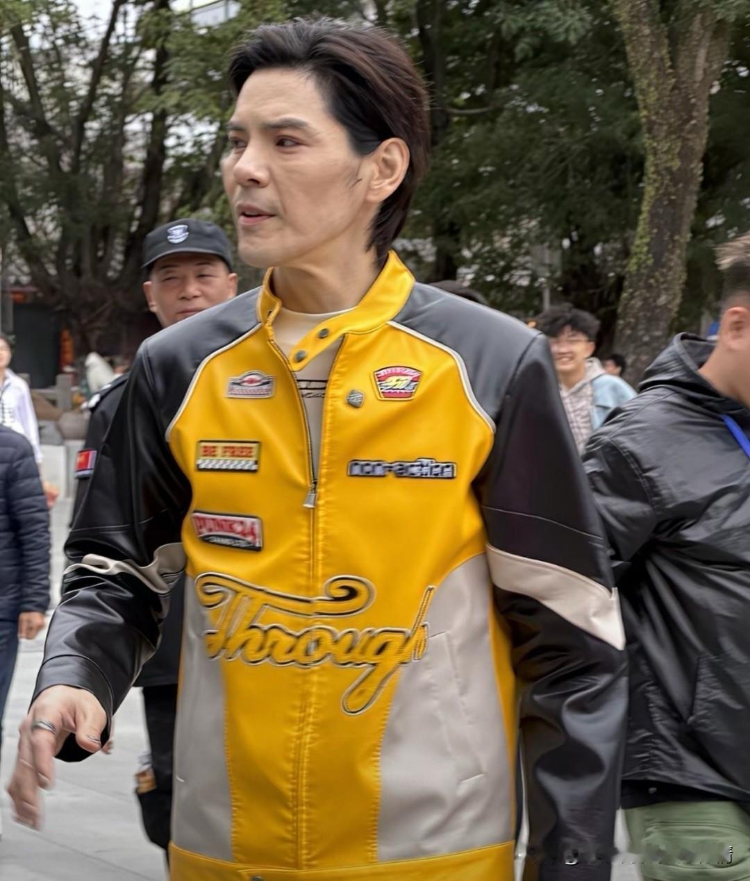 向佐最新造型亮相：赛车风穿搭吸睛，神态复刻向华强引热议
 
向佐以赛车风夹克造型