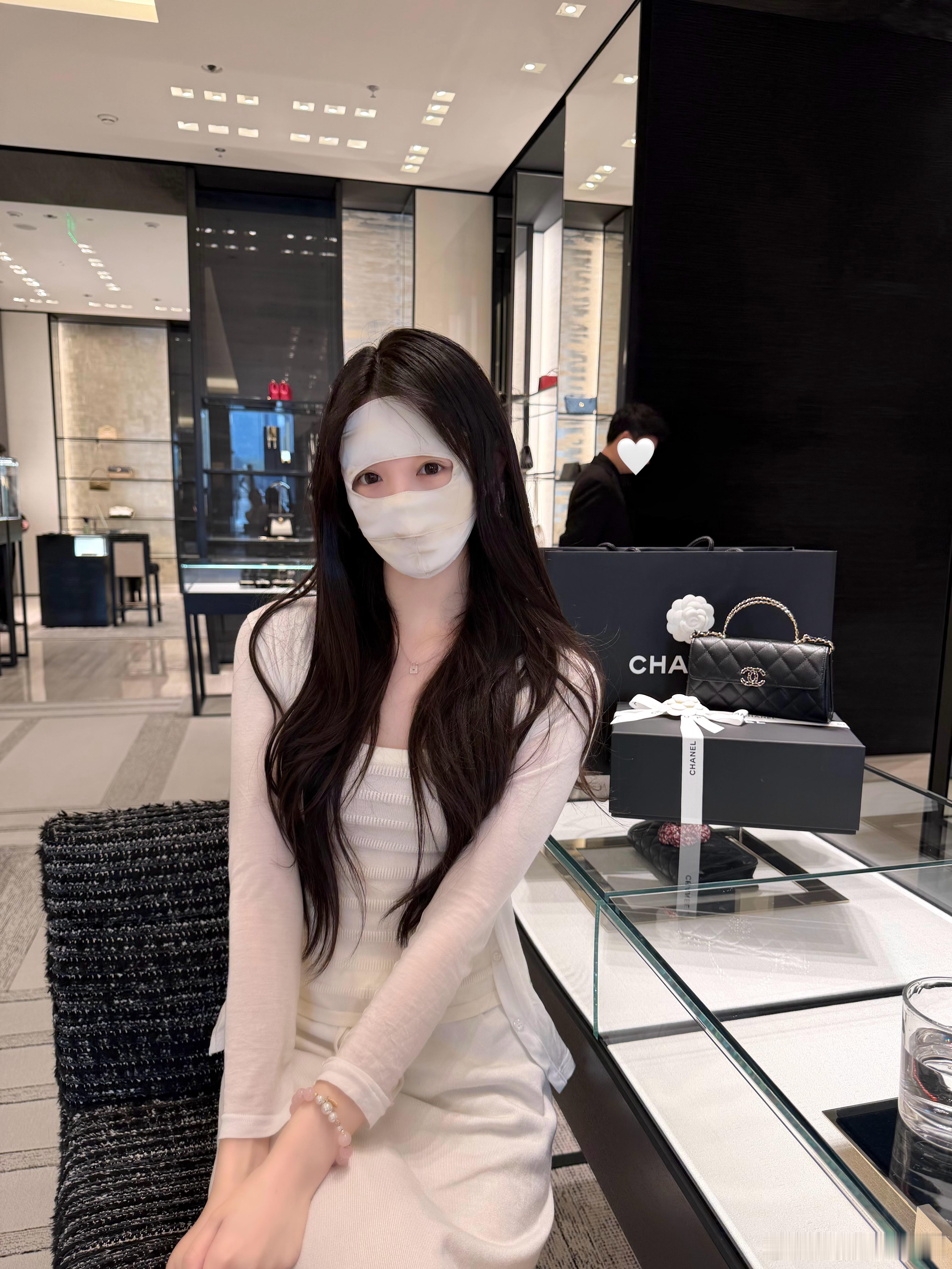 再难过的人收到香奈儿也会笑出来^ ^今天中午没抢到票一直在哭 我老公看我心情不好
