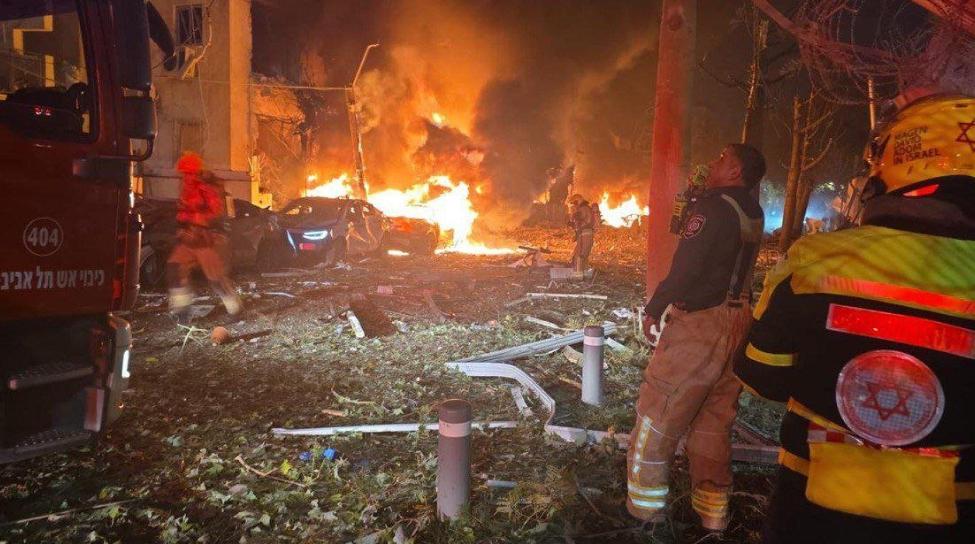 伊朗反击以色列的导弹很猛烈！

首批发射了几十枚导弹，呼啸而过，打击以色列的上空