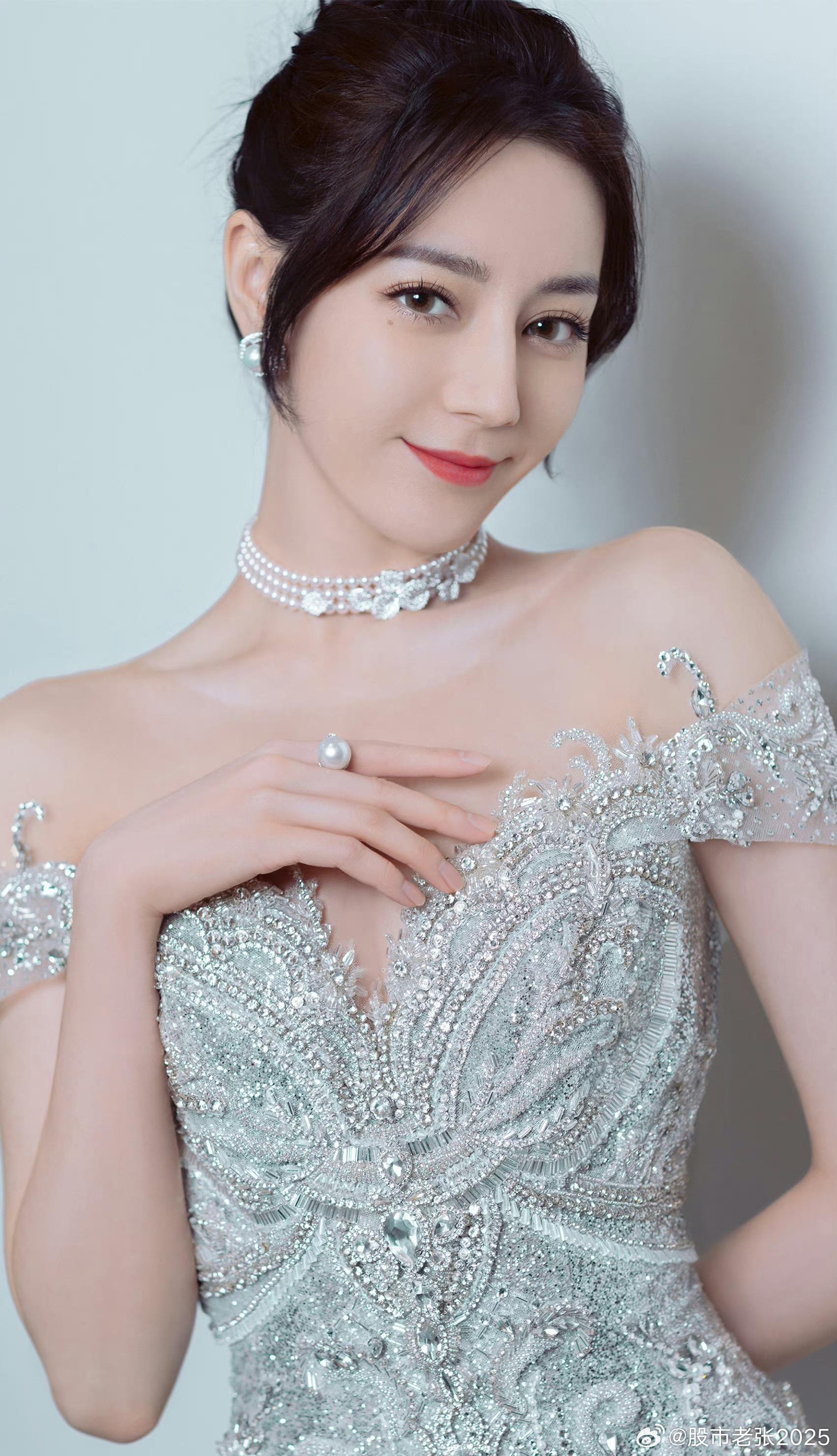 迪丽热巴滞留迪拜超24小时迪丽热巴 滞留迪拜 意外虽至，平安就好。迪丽热巴因不可