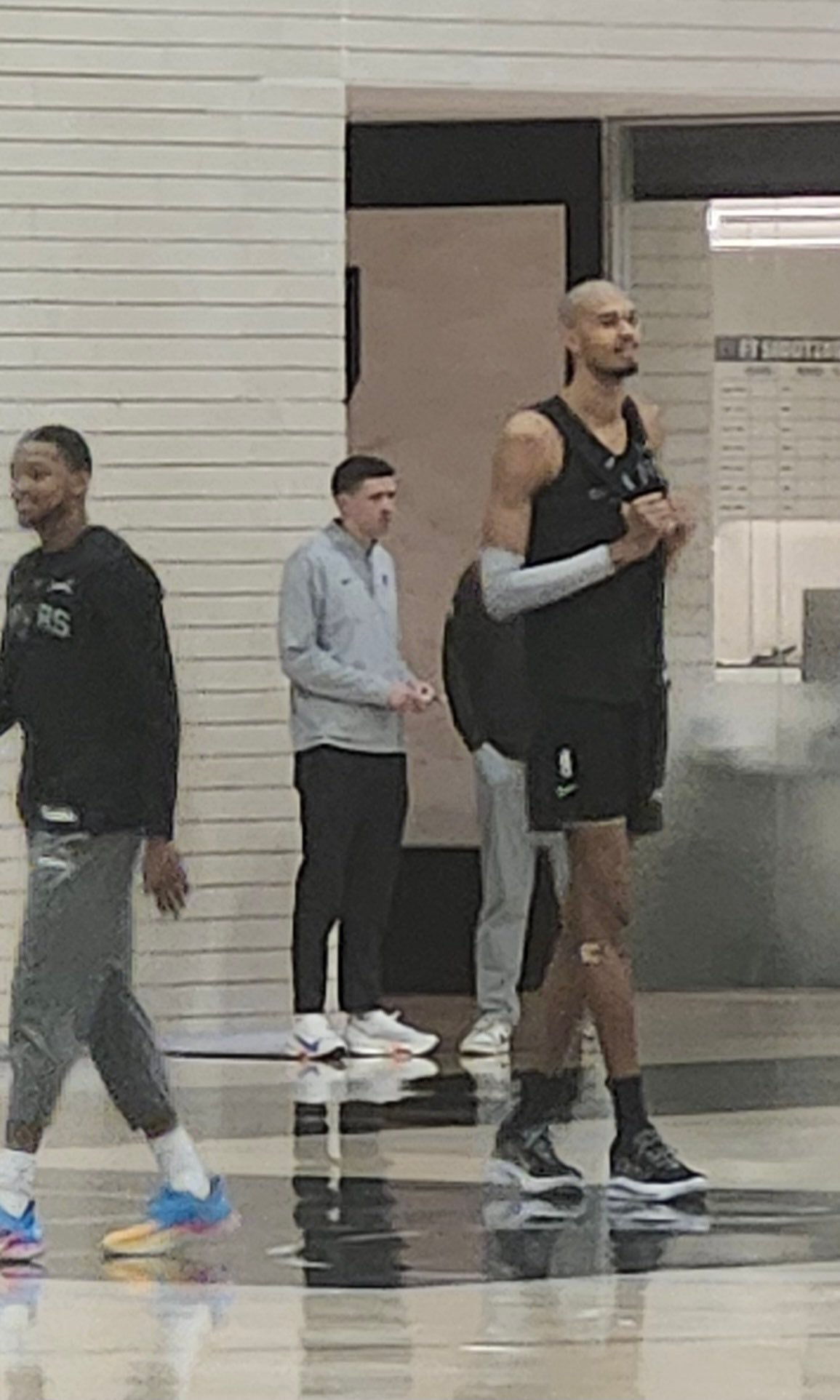 重回少林模式！文班亚马拉着队友一起剃了光头！