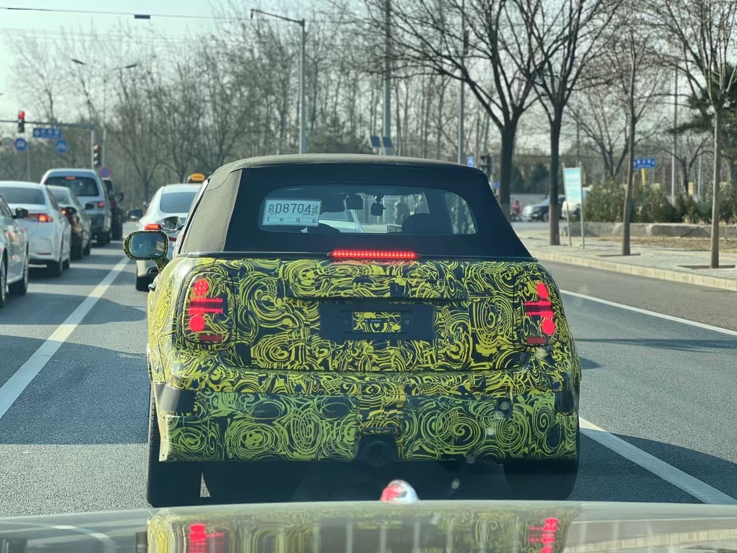 有朋友捕捉到全新MINI JCW敞篷路试了离上市日子应该不远了 