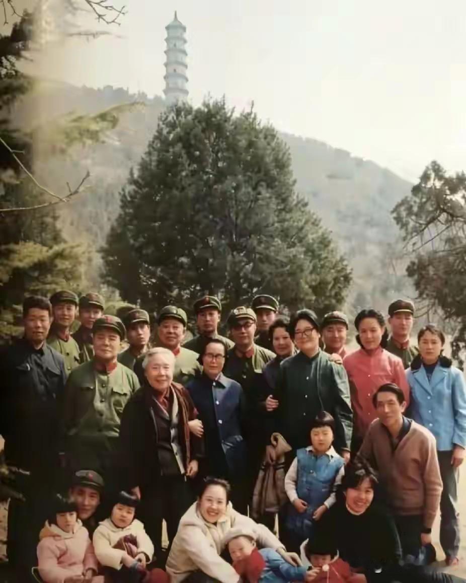 这张照片摄于上世纪八十年代初北京玉泉山玉峰塔下，是杨尚昆同志与弟弟、妹妹三家人难