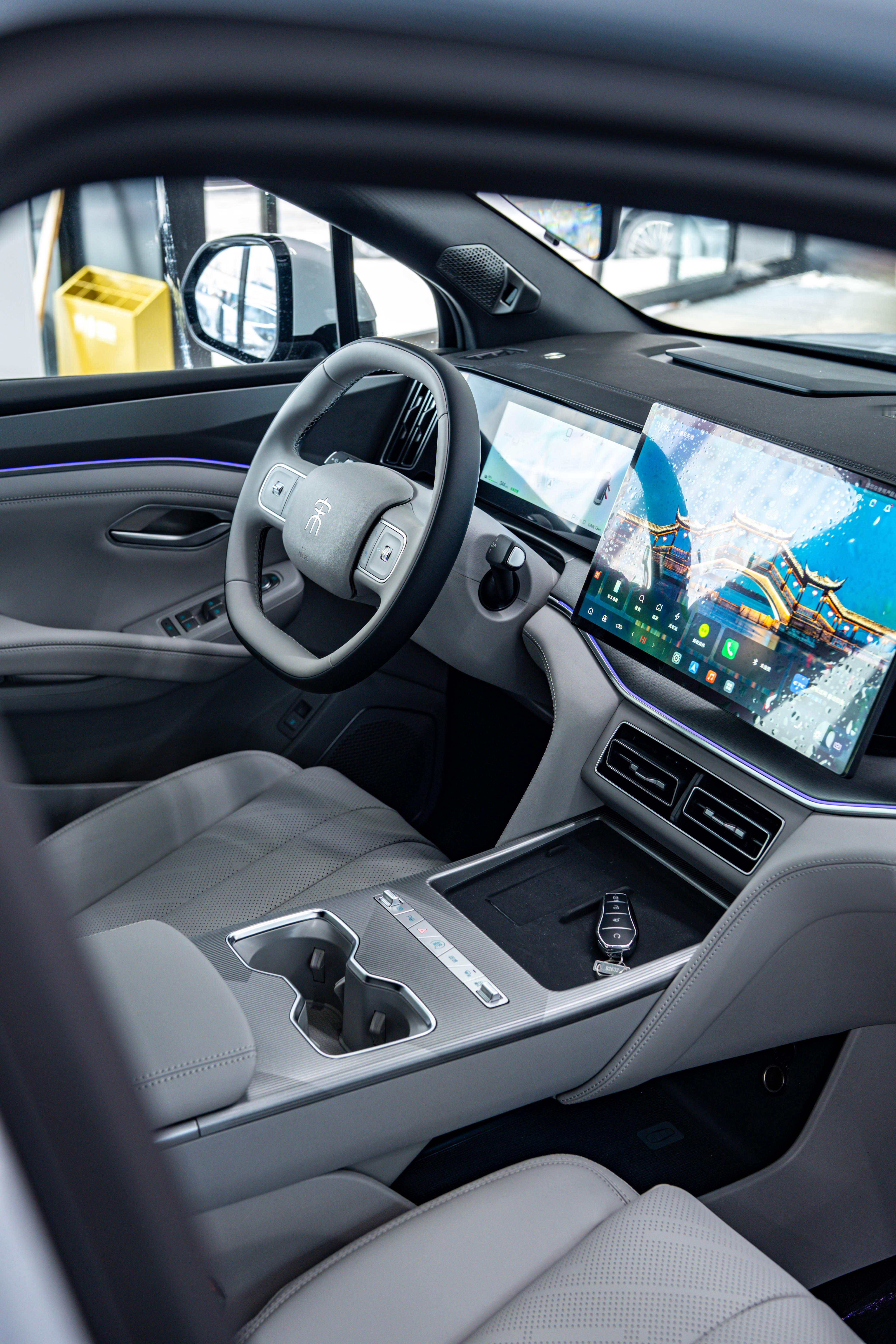 宋Ultra EV，比亚迪王朝系列中型纯电家用SUV，15万级闪充性价比之选。家
