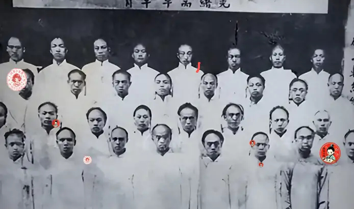 1907年20岁的蒋介石在保定陆军速成学堂 留辫合影老照片，疑似是他人生第一张照