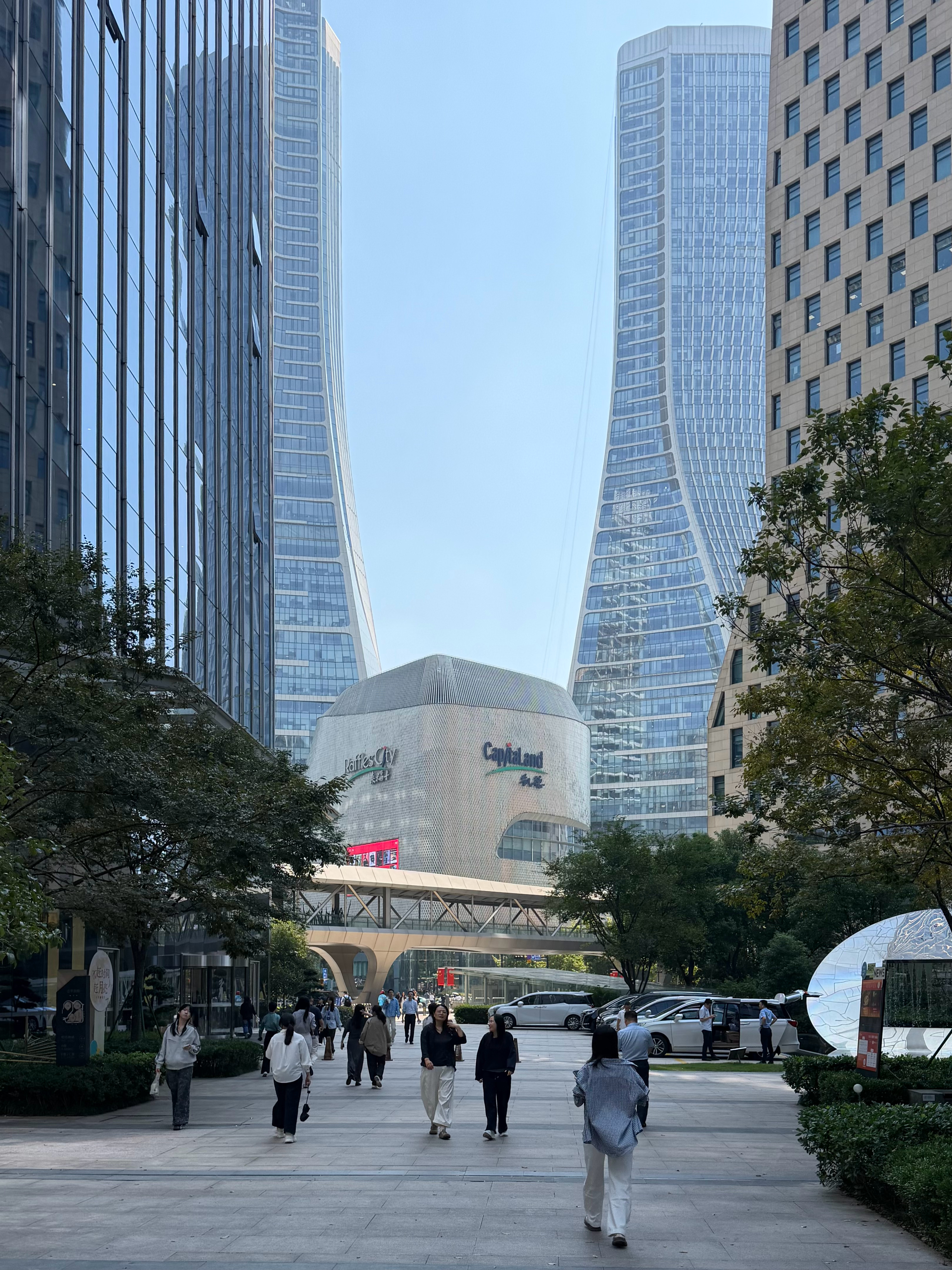 午间的钱江新城，街角、绿地与花园里，随处可见休憩的人群；咖啡馆热闹，人寿大厦底商