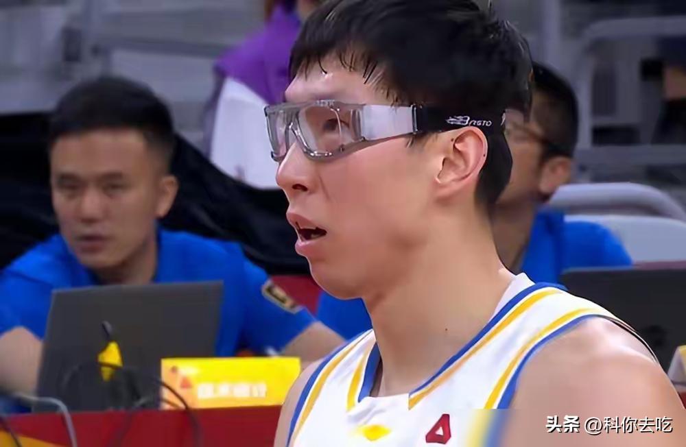 领先20分被翻盘，杜锋指导，您这国家队主帅的精力还够用吗？
镜头给到场边，杜锋