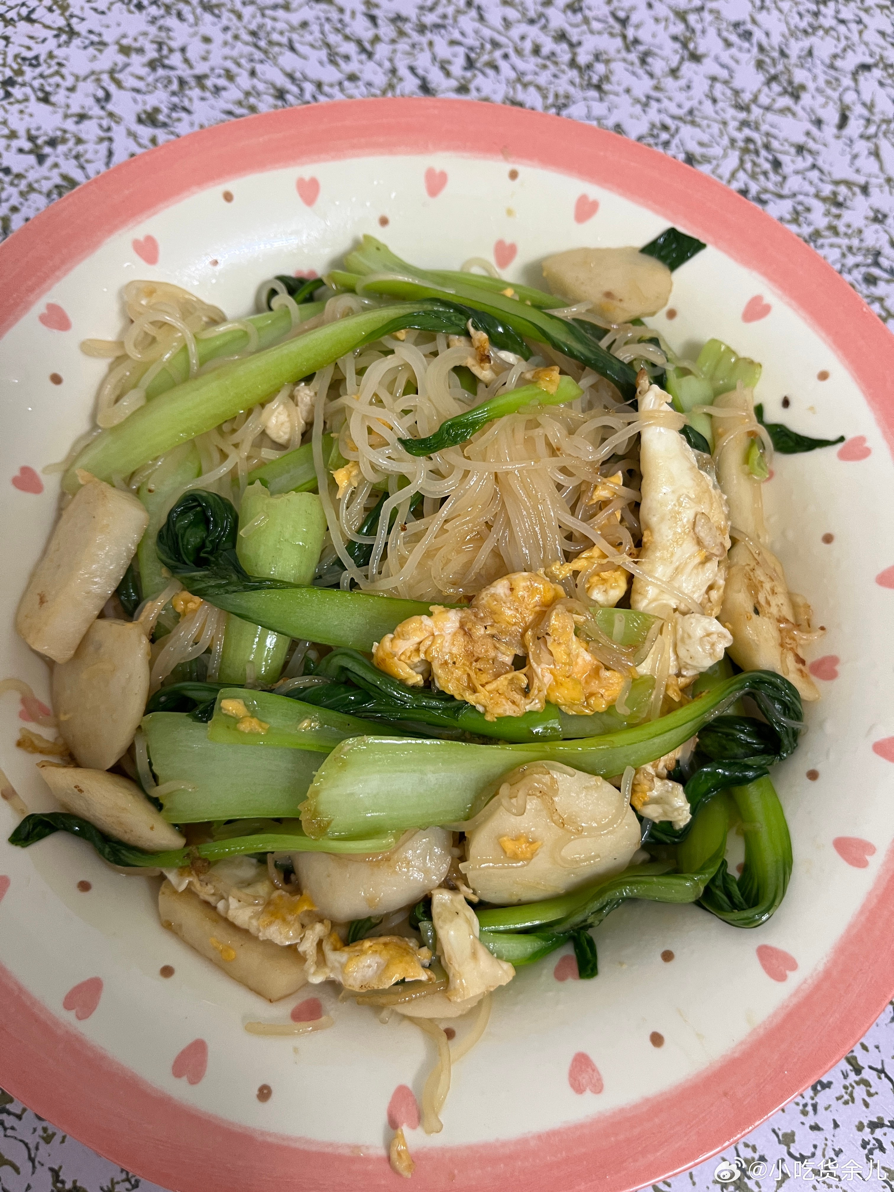 早餐、午餐一起吃，鱼丸米粉。杨威向杨阳洋道歉
