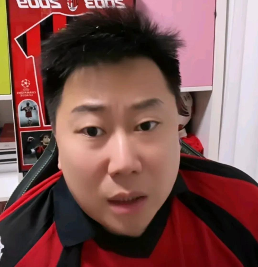 媒体人李宝库坦言，其实王钰栋应该早点出国踢球。
李宝库在直播时表示，王钰栋其实应