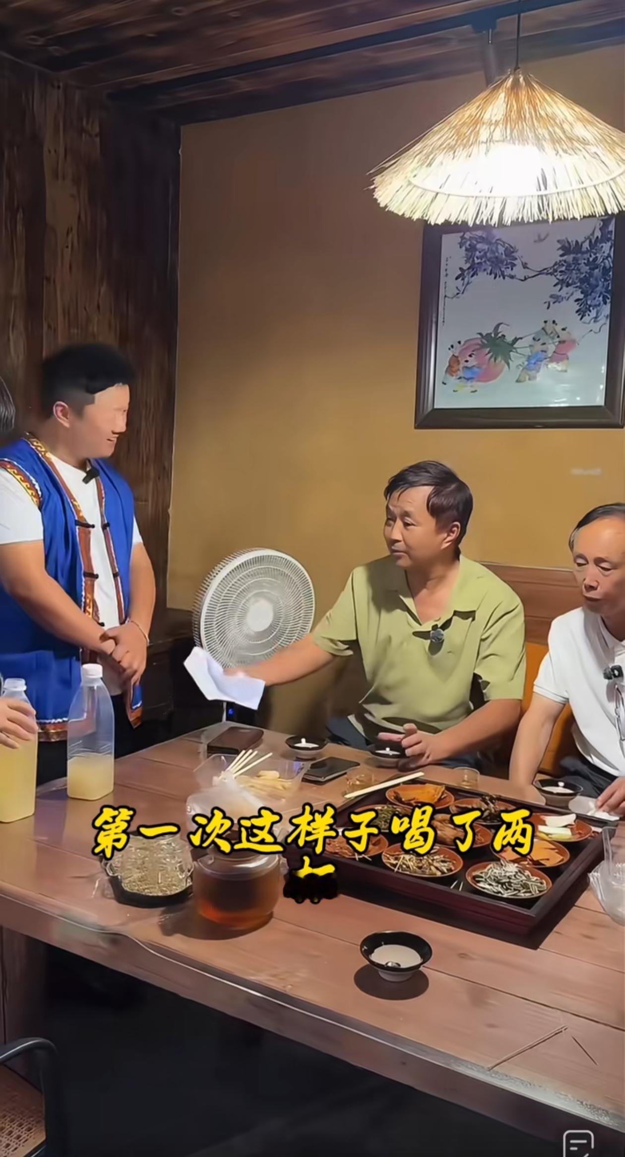 沈巍头一回沾酒，足足喝了三碗，算得上是破了往日的戒规，他直说自己这下要出丑了，当