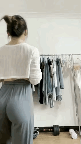 年轻女士居家健身引体向上，现代女性利用业余时间居家运动，保持身材，增加肌肉力量，