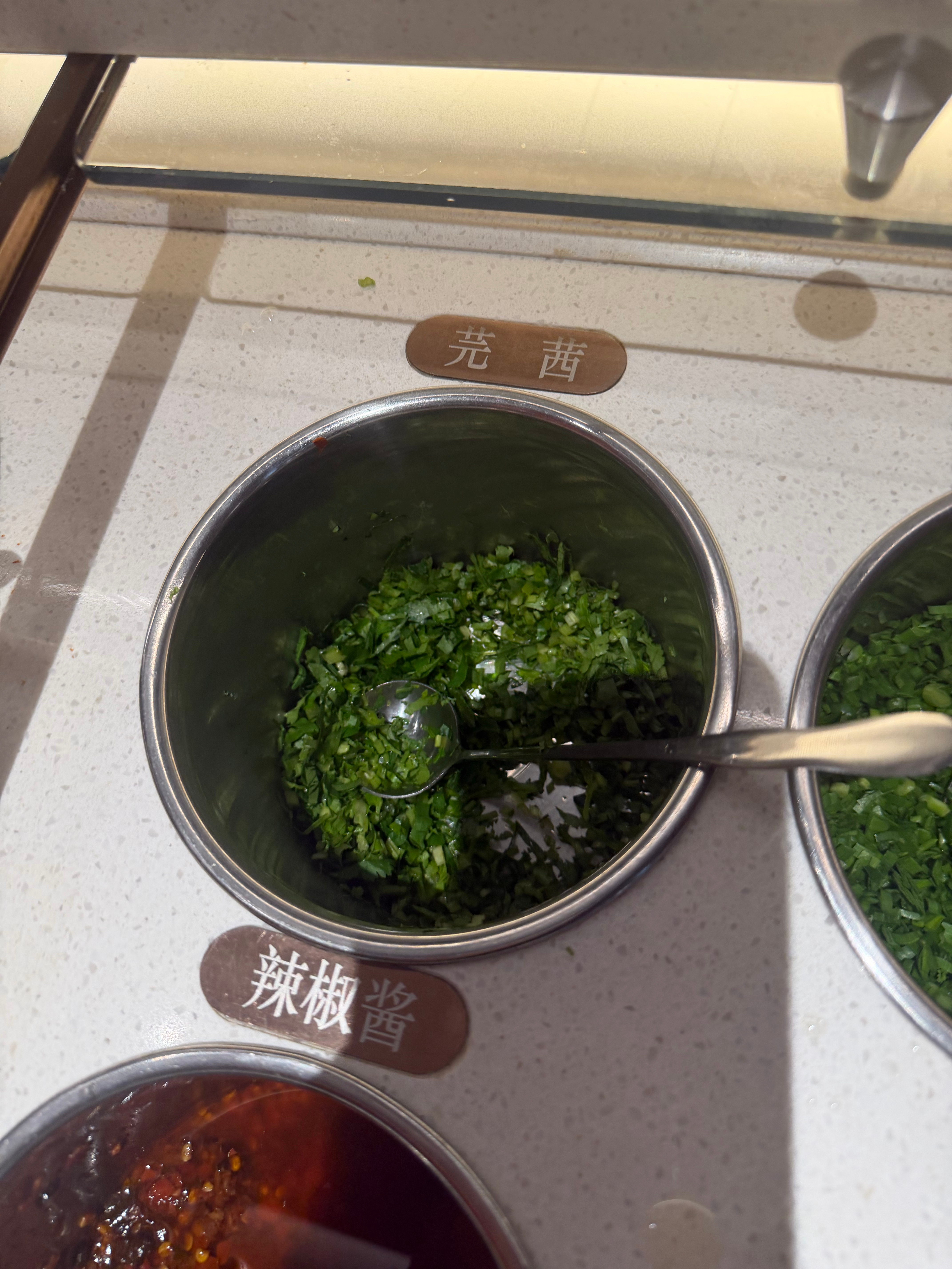 来了个一饭封神厨师的粥底火锅，这里香菜叫这个 