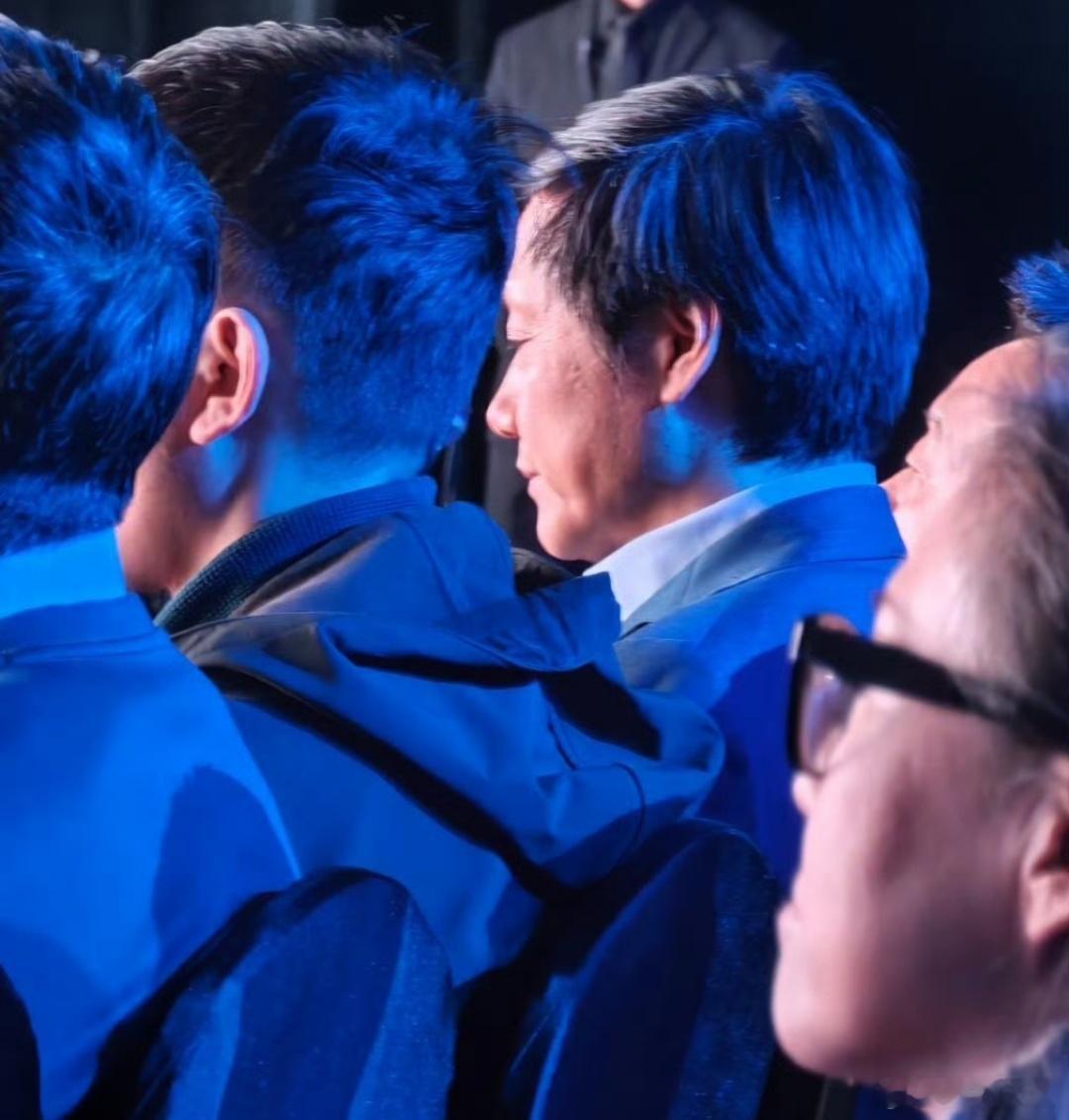 拿着我这个1千块钱的手机看了小米新手机的发布会，我是哭笑不得，这个价格难道不去