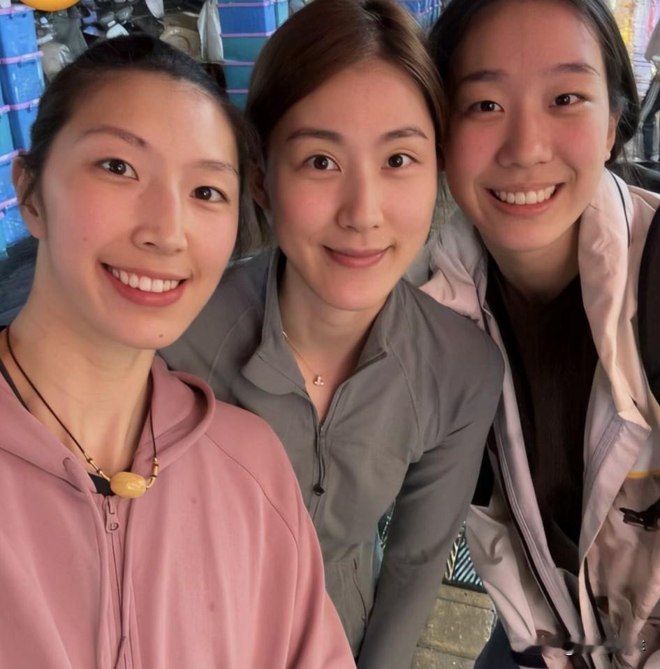江苏女排无论什么时候感情都这么好，她们把这么纯粹的感情带到了国家队，希望每一届的