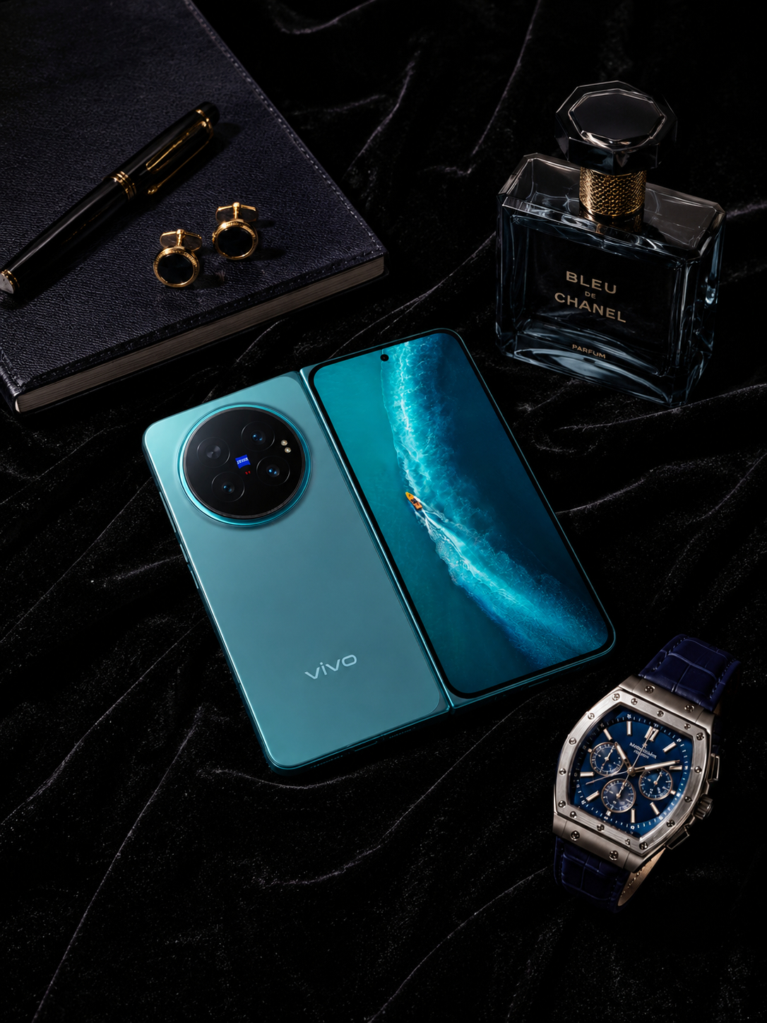 感觉vivoXFold6美商极高，忍不住把它跟豪车名表放在一起，就算是做成海报也