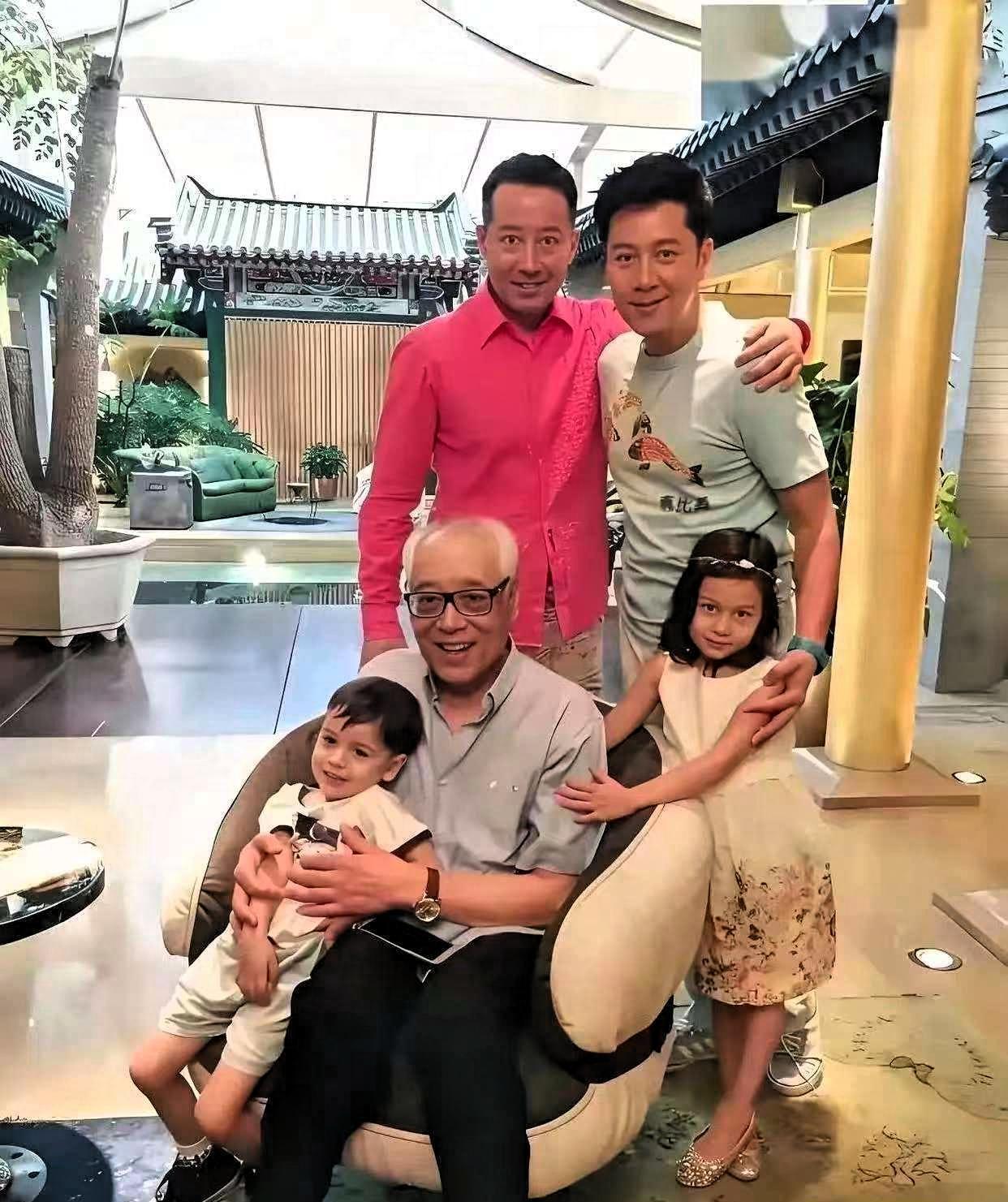 蔡国庆给亲弟弟发了20年工资，一个月2万，总共480万，就干一件事，在家看着爹妈