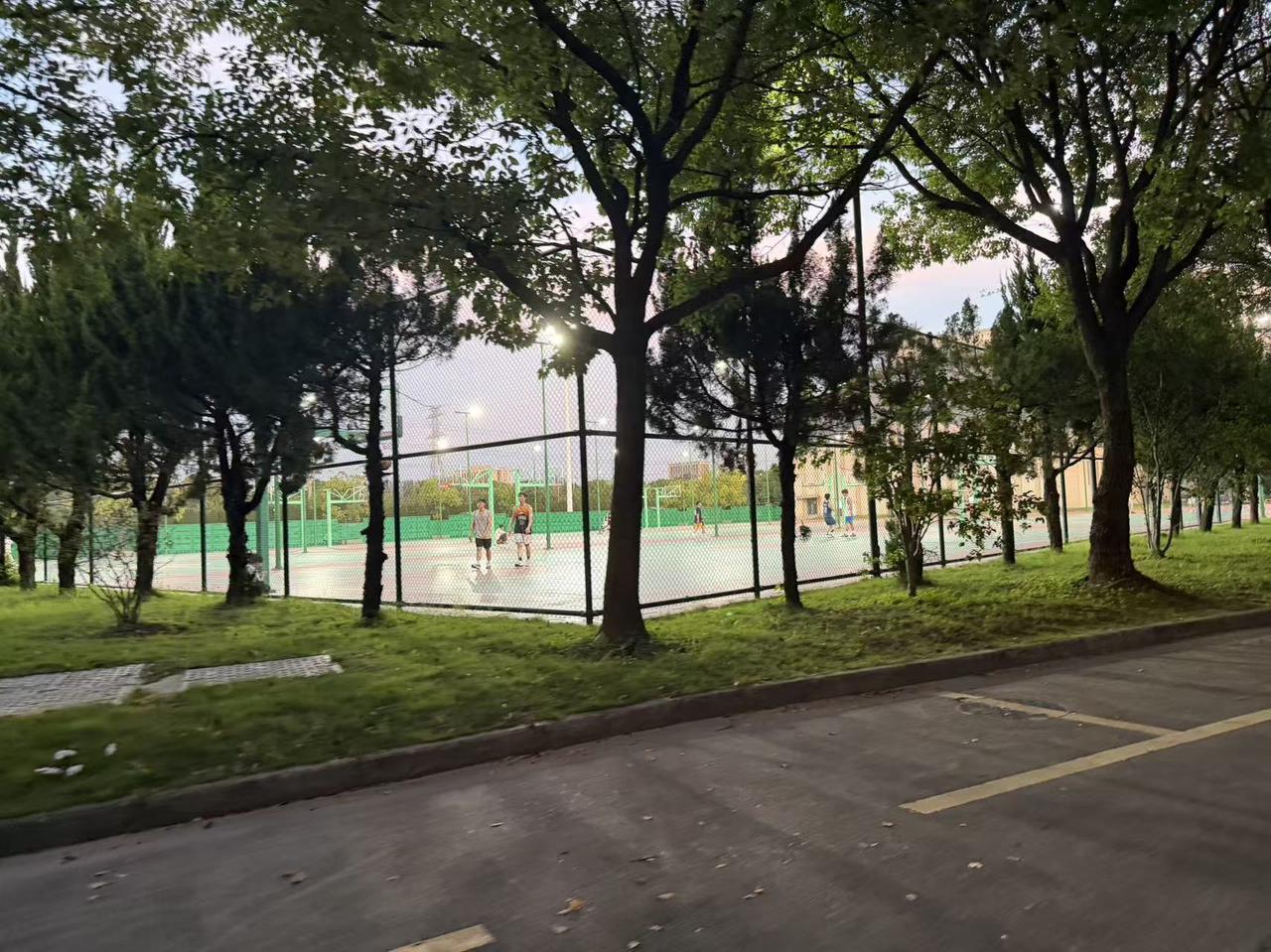 昨天傍晚时分，我的儿子在他的研究生院校的大门口拍了一张光着脊梁、穿着短裤有失体统