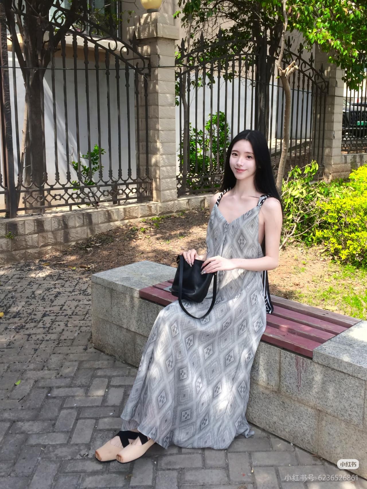 绿树阴中倚石坐，轻纱拂面笑春风。