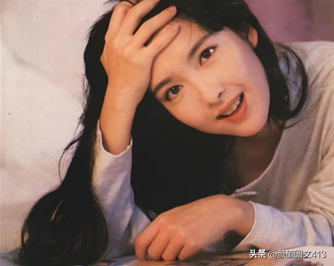 周慧敏的颜值你认可吗？认可。周慧敏不是浓艳挂，胜在清透干净：黑长发、齐刘海、小鹿