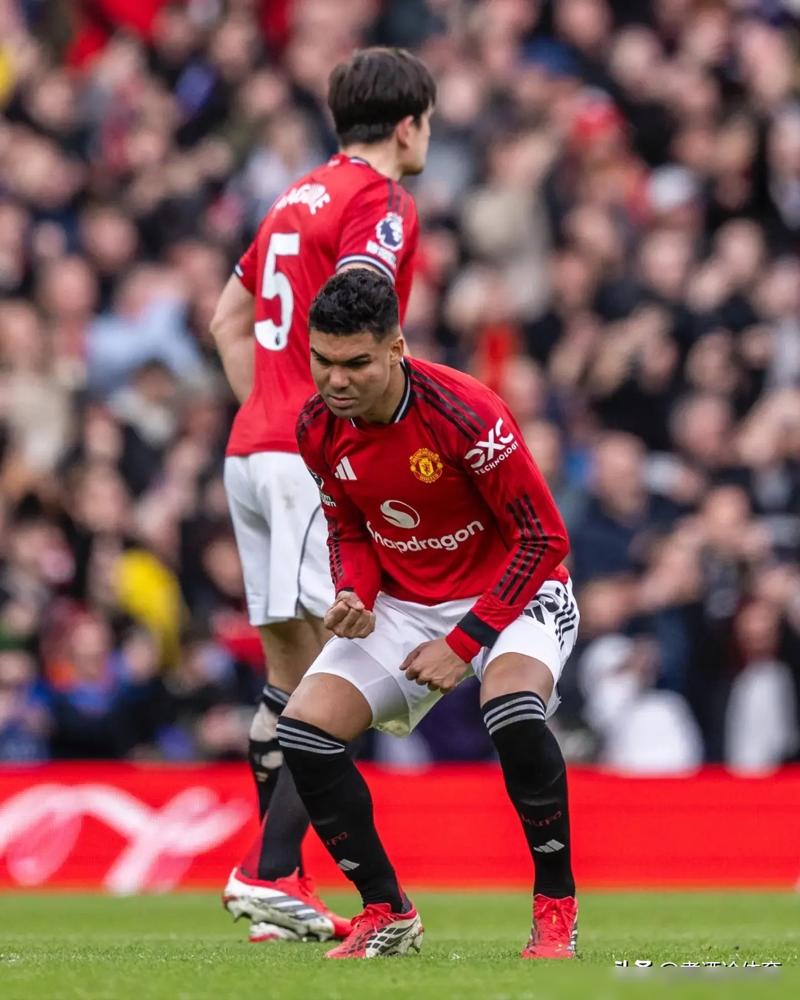 曼联又玩“慢热”！球迷心惊肉跳，可最终还是赢了，你猜，卡塞米罗和马奎尔在更衣室里