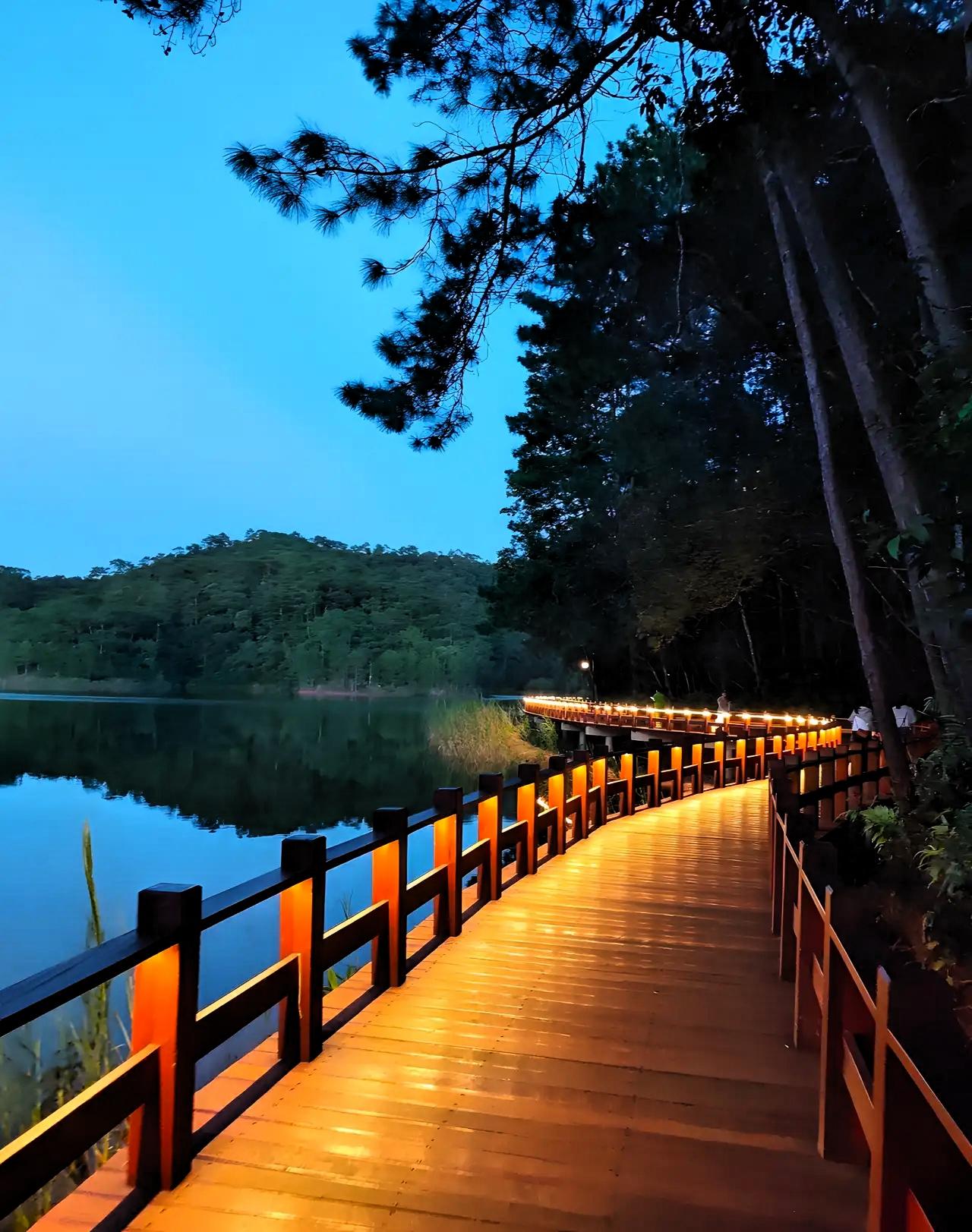 一位干了十年手机维修的师傅说：

干了十年我才敢说：

“普通人买手机一定要记住