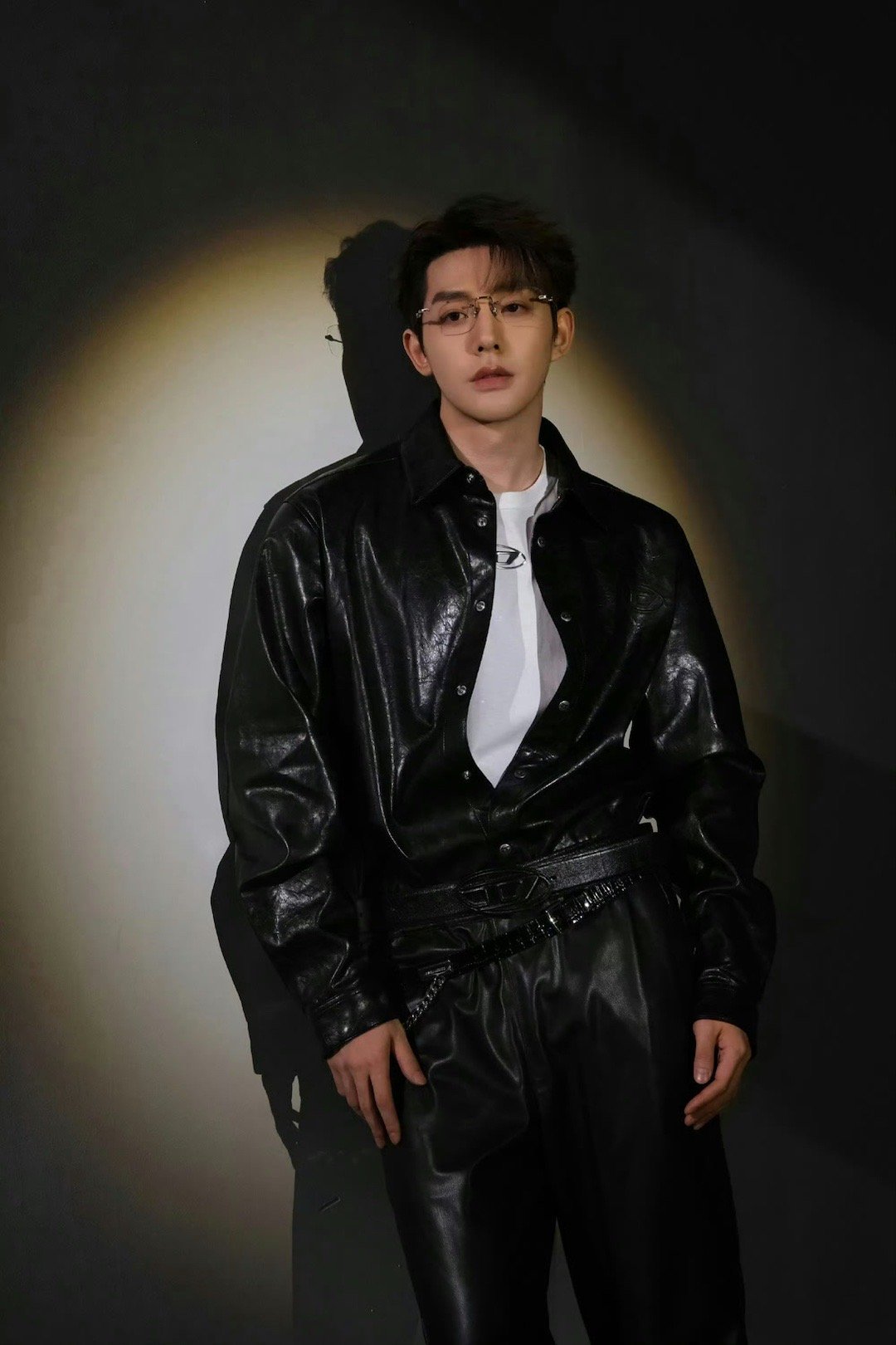 邓为黑皮衣无框眼镜邓为格调大片 黑皮衣+无框眼镜，简约造型勾勒高级质感，帅气克制