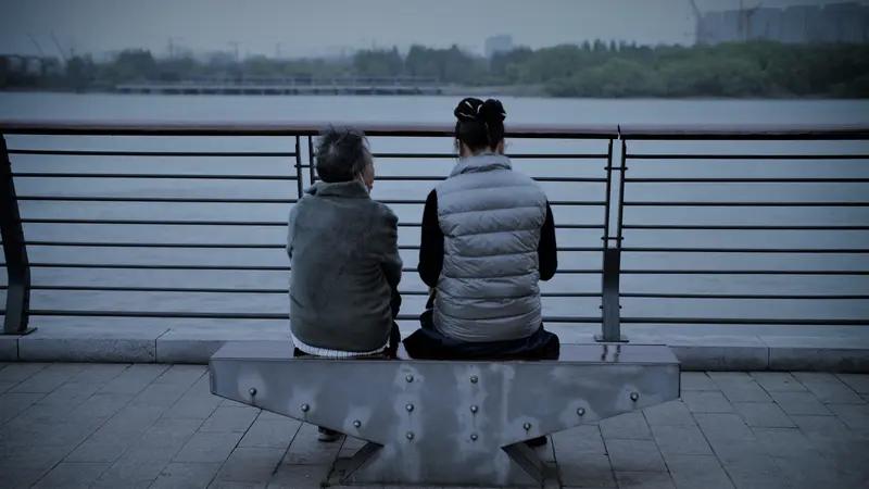 退休后和孩子住一起还是分开住，这事儿真得好好琢磨。要是住一起，年轻人和父母有代沟
