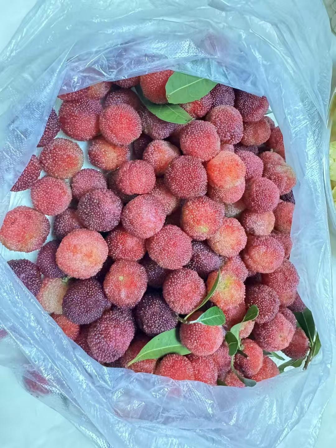 那个漳州的那个泡药泡水杨梅事件，你们都看了吗？其实我一直以来我都是吃这种颜色的杨