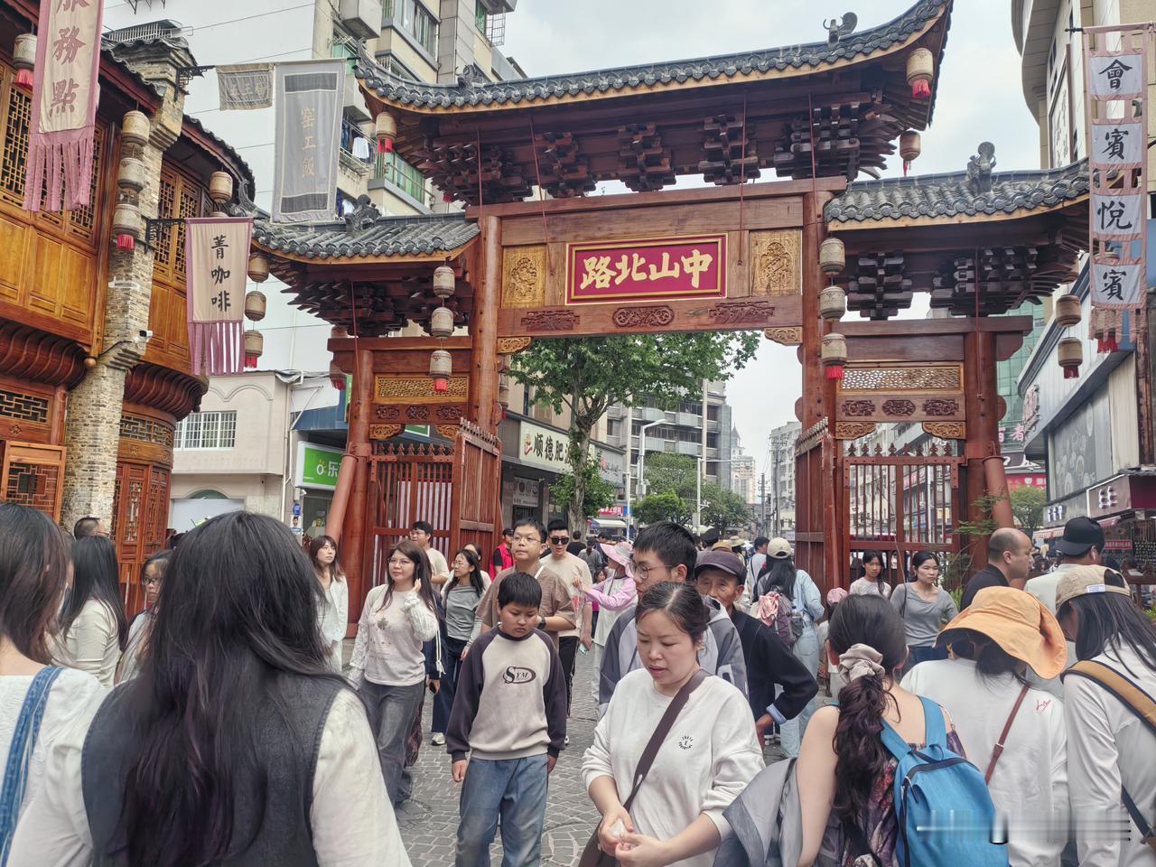 劳动节费钱又费力

劳动节是个小长假，公司都会放几天假，这个时候就想出去玩一玩走