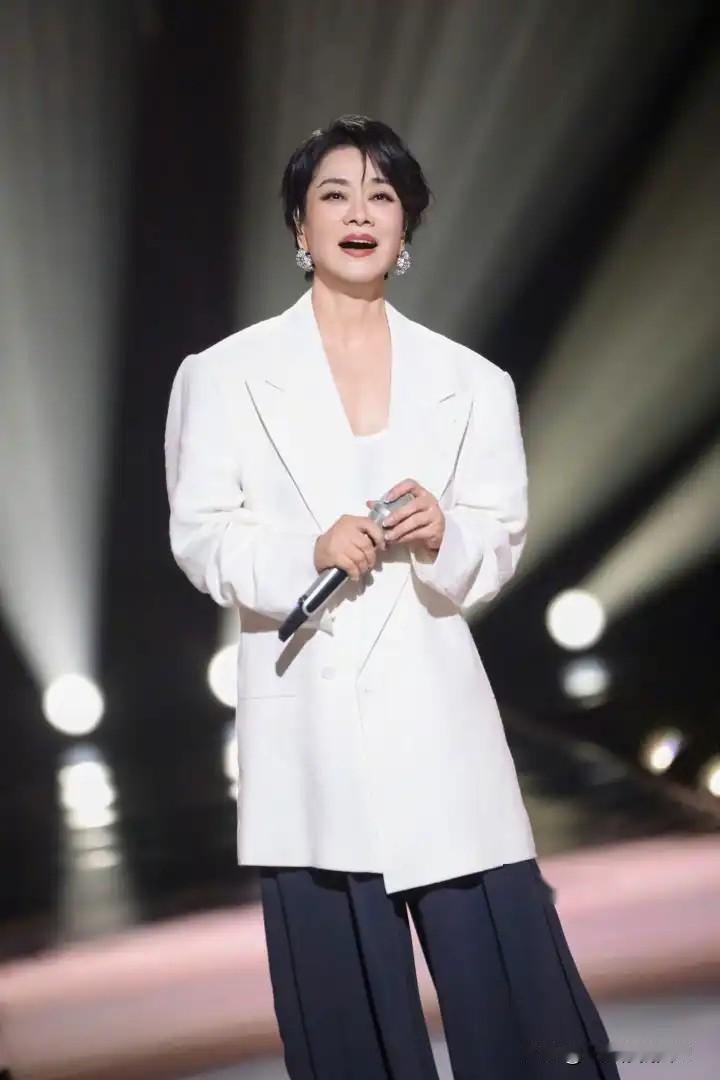 毛阿敏的一女一儿：

女儿，解丰鸣，2004年出生，今年19岁，在美国学习艺术设