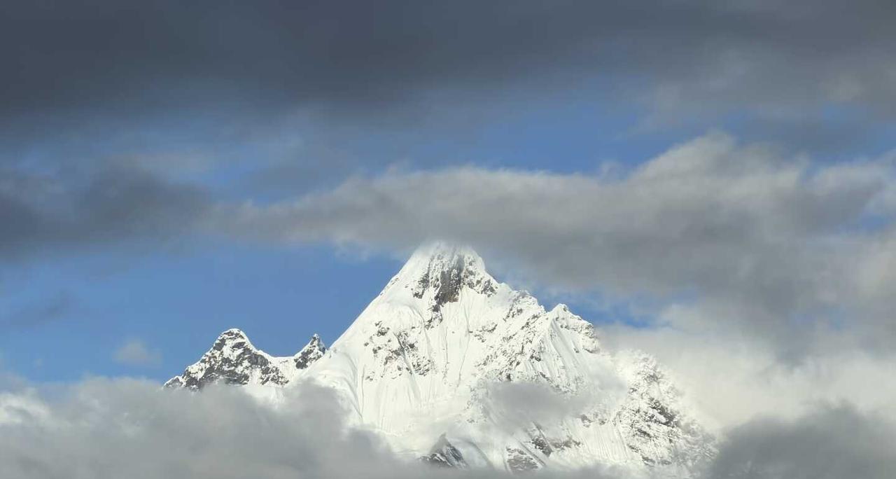 爬哈巴雪山攻略
向雪山走去 爬哈巴雪山人生第一座雪山 攻略
1、落地丽江后找个户