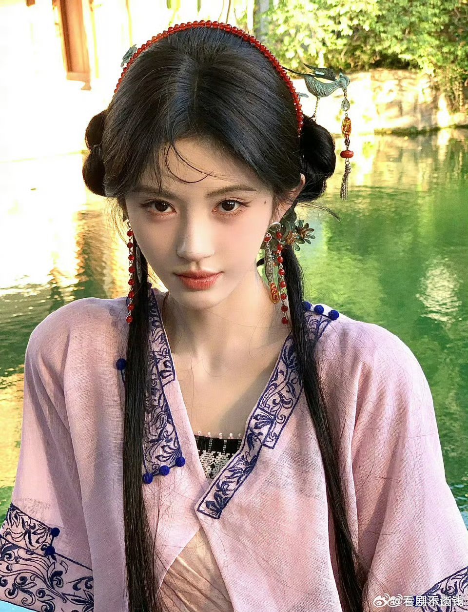 鞠婧祎阿黛新花絮图，温婉似水的江南美人，好适合这个风格啊！ ​​​姐姐多拍民国剧