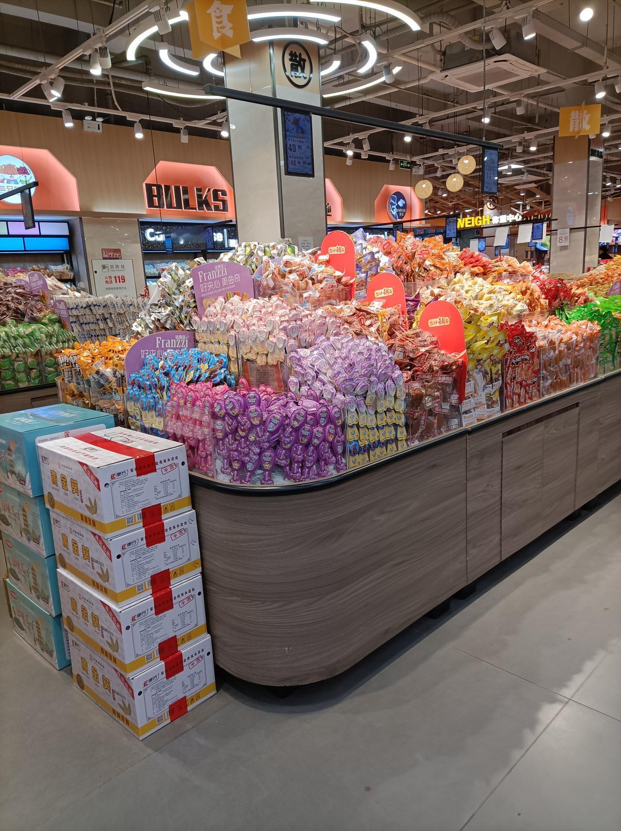 今日随手拍快春节了，超市年货一条街，品种丰富，价格优惠！