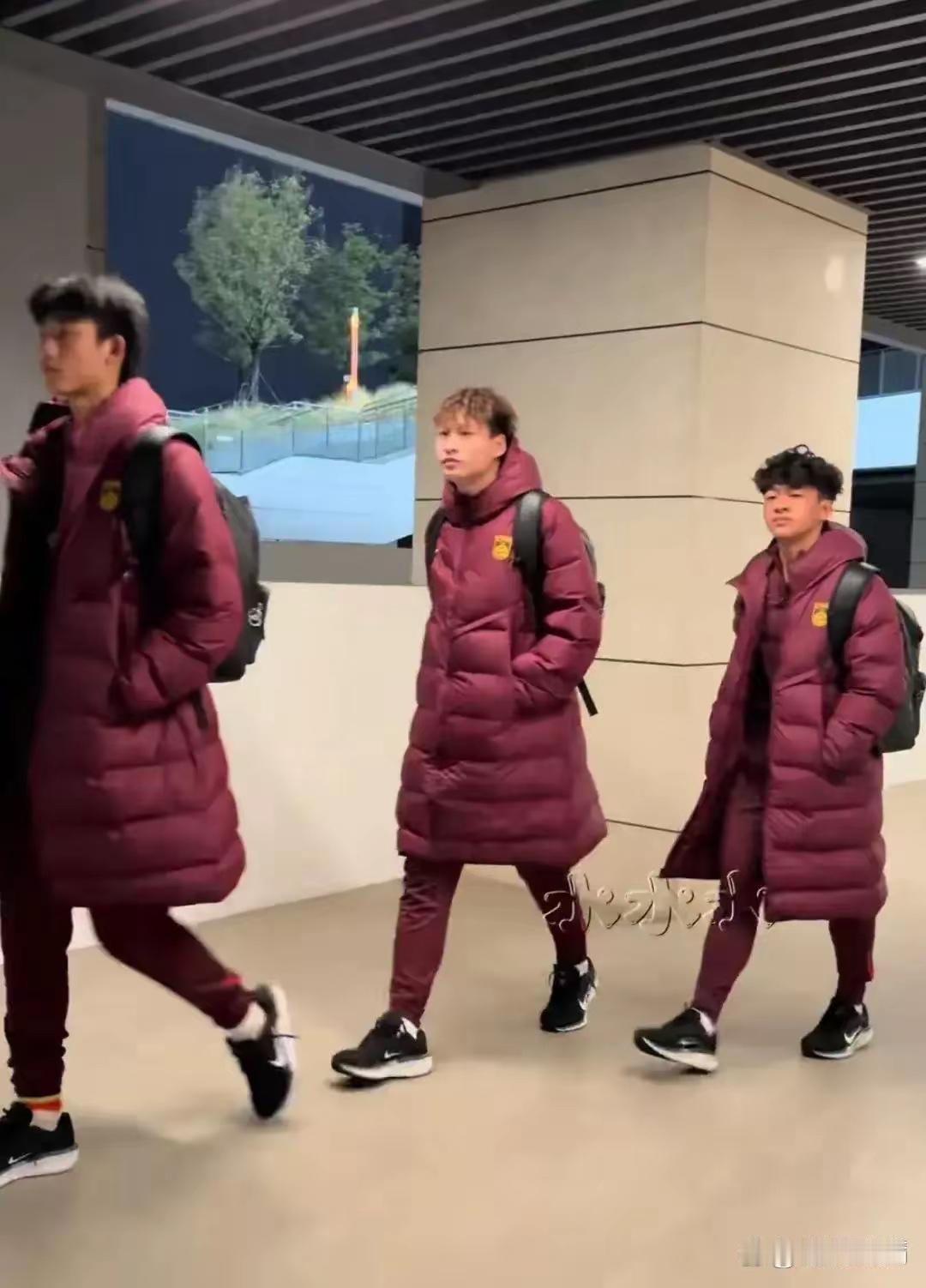 迄今为止对董路足球小将形容最贴切的就是：董路的足球小将就是一个兴趣班，踢赢了国外