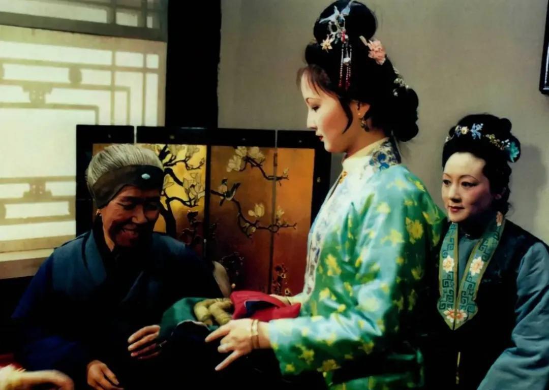 刘姥姥二进荣国府居然拿走了价值40万人民币的财物！这笔钱怎么算出来的？背后藏着的