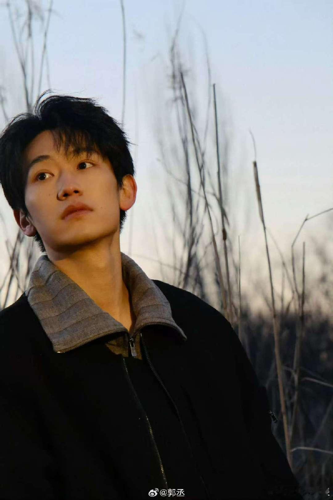 长安二十四计有郭丞 郭丞在杀青特辑里的表现真是太惊艳了！他饰演的苏长林手持长刀，