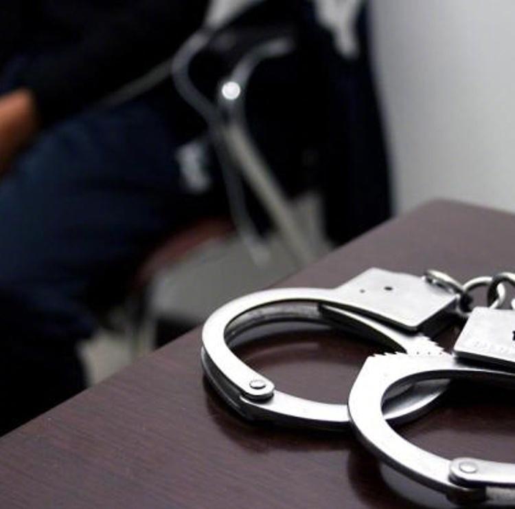 【15岁学生枪杀教师，开枪自尽，事发美国一高中】15岁学生枪杀教师后自尽 
美国