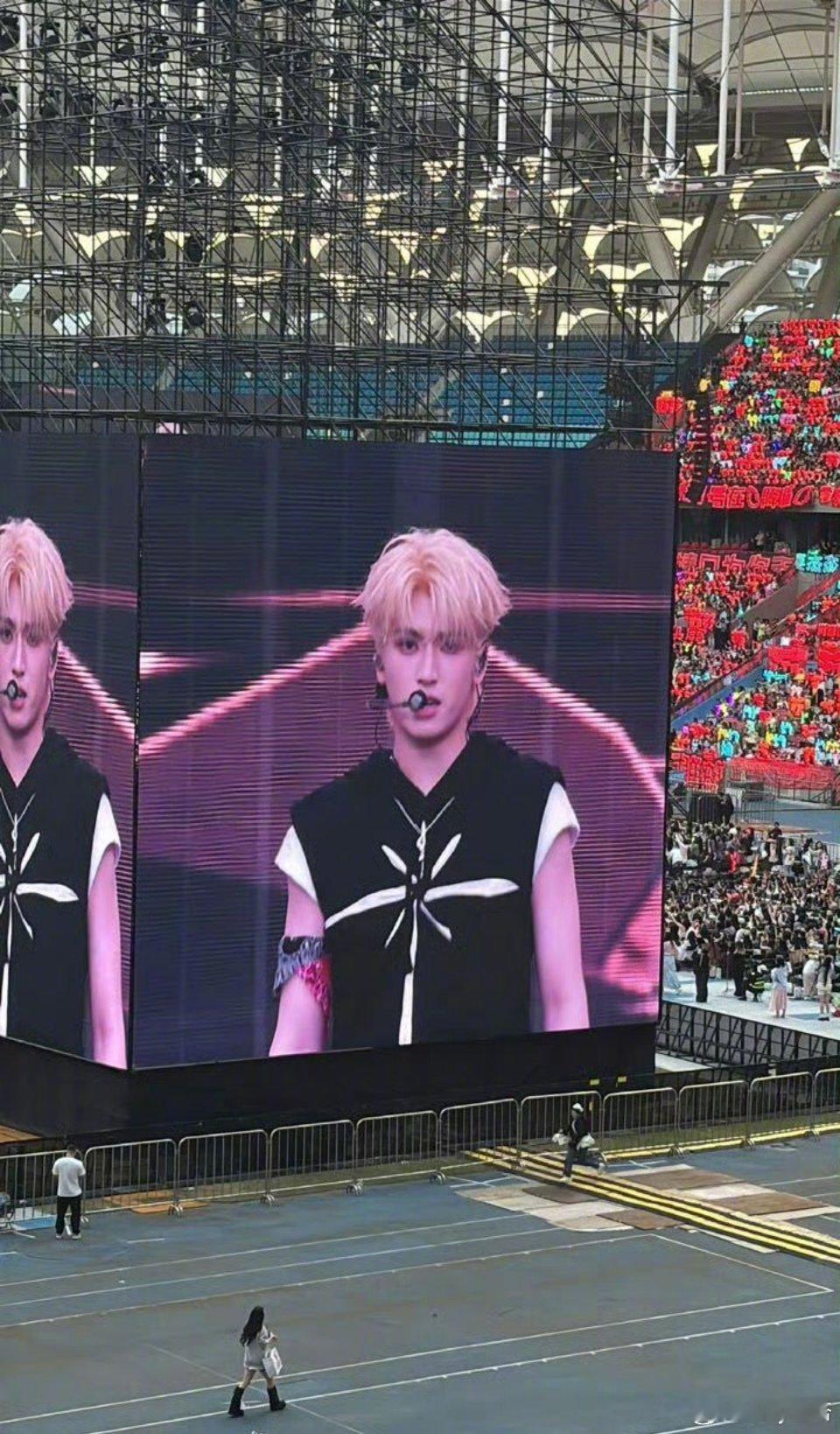 严浩翔又染金发了严浩翔新音染金发了我趣我趣！！严浩翔染金发了！！！严浩翔