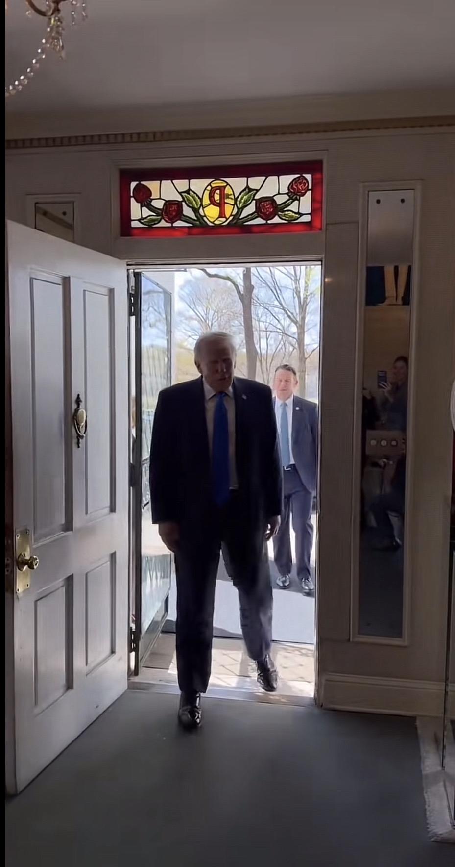 从春日门廊步入荣耀厅堂，为传奇献上最高敬意，这份属于猫王的勋章，是时代与音乐的永