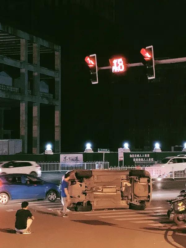 疑因错车起争执，开封一男子连续多次飞身用头撞车，警方回应：会按规定处理在开封的这