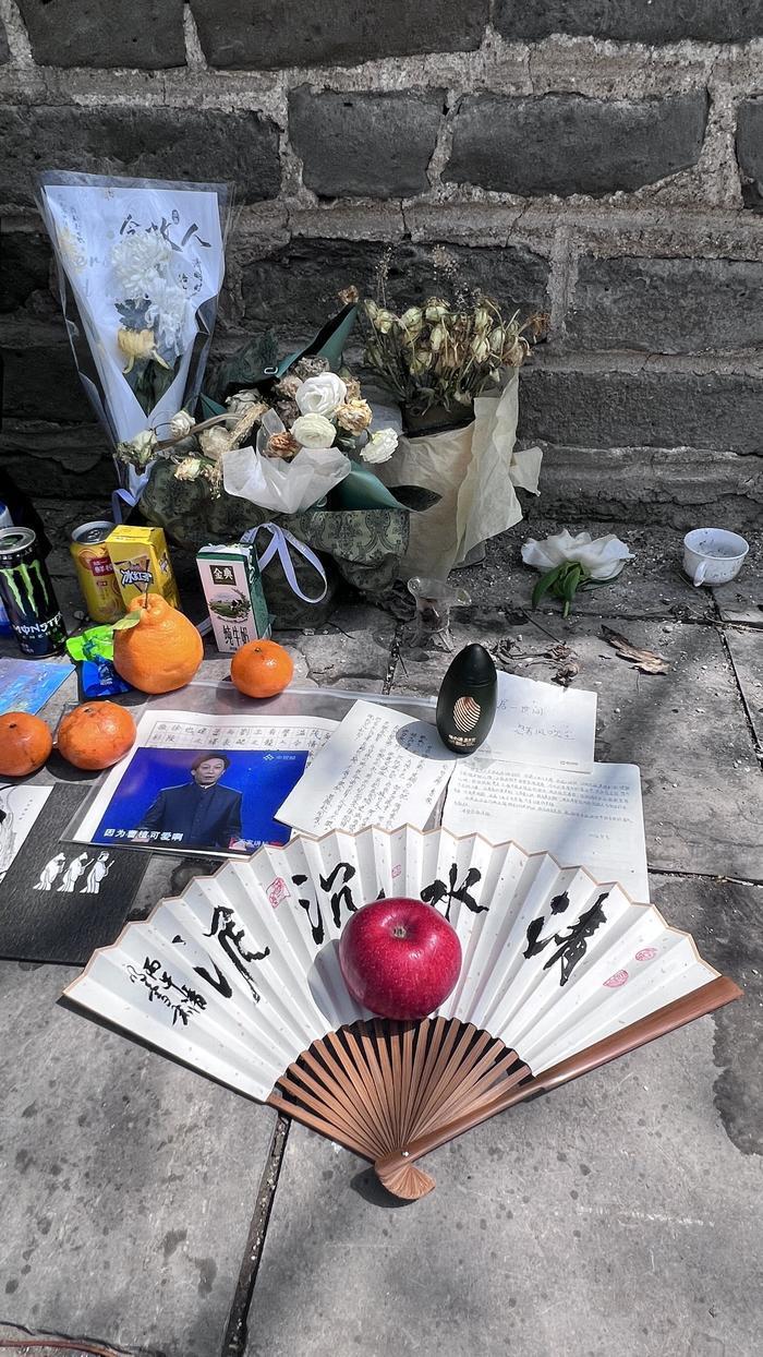 清明小长假，没想到最火的古人是曹操。河南安阳曹操高陵遗址博物馆的祭台上，摆满了布