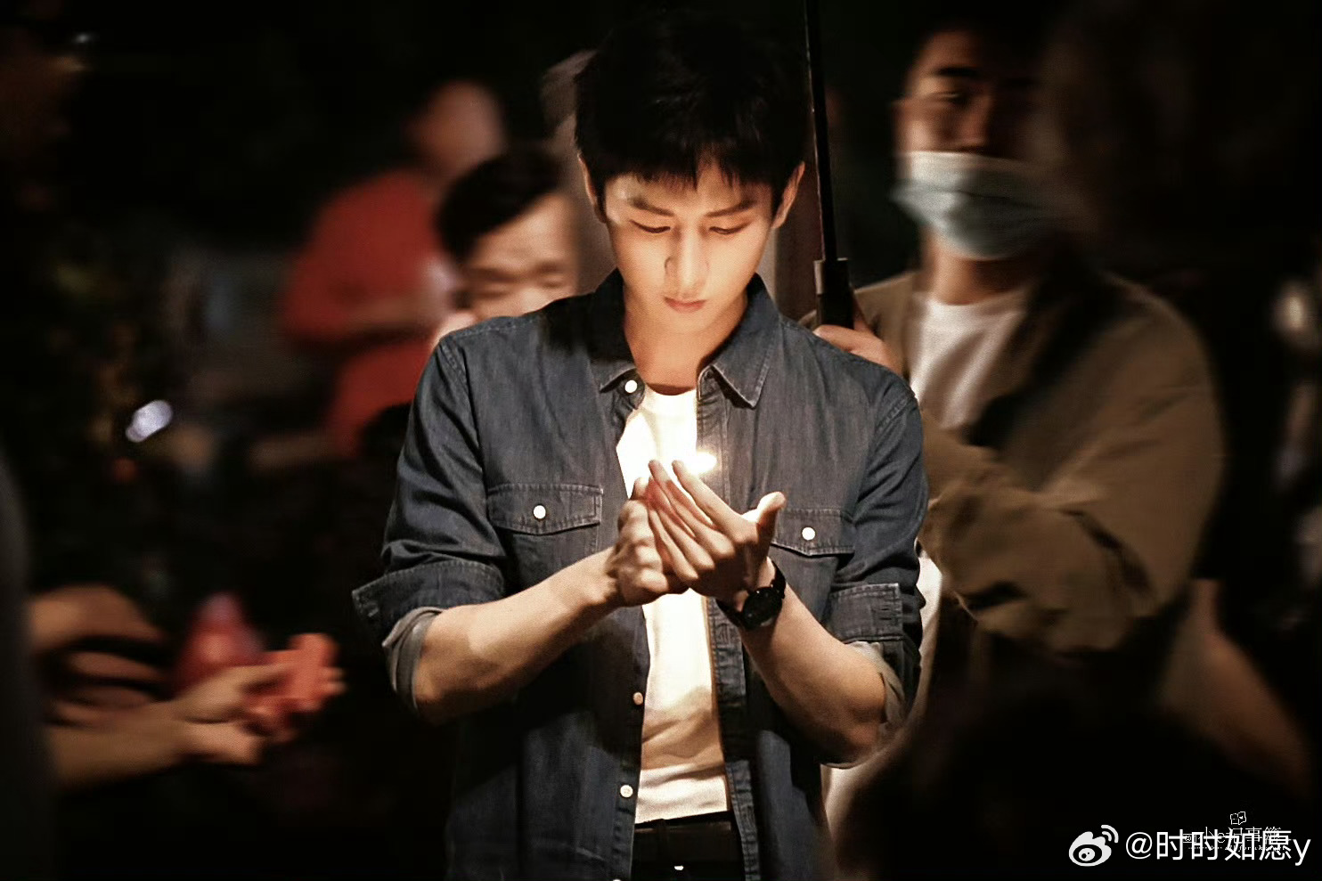 成毅两京十五日cy成毅朱瞻基浪花轻吻海岸线，初阳为波涛镶边。沙砾间闪着微光，携来