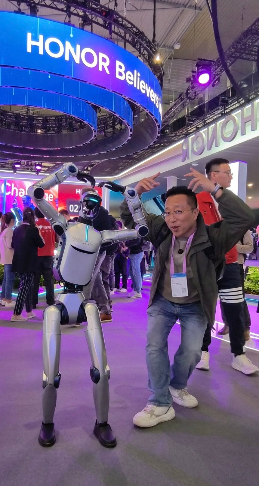mwc2026 我跟荣耀机器人有个约会荣耀把科技春晚搬到了mwc 西班牙·巴塞罗